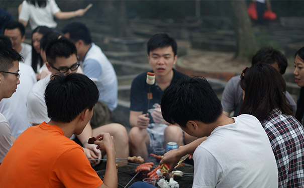 想过不一样的周末吗?粉果科技这里有!